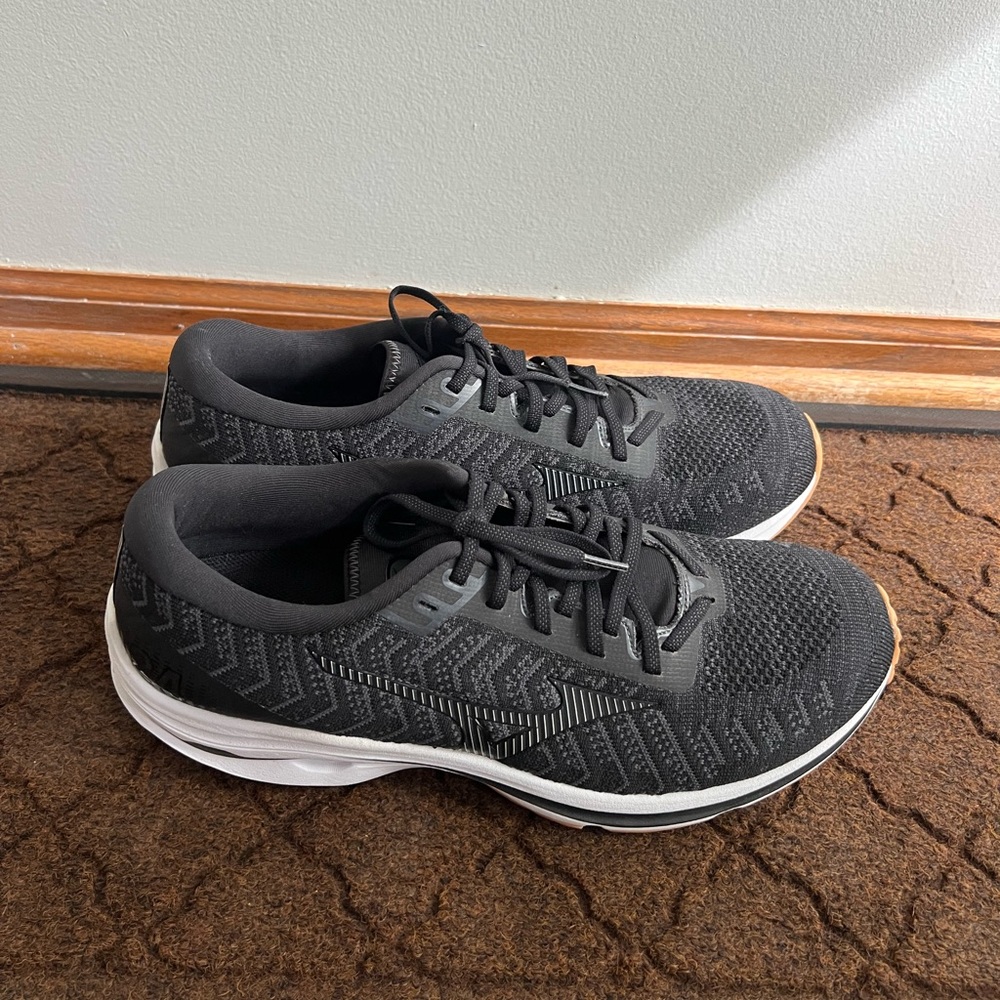 **Never Worn** Men’s Mizuno Wave Rider - Black and White Athletic Sneakers